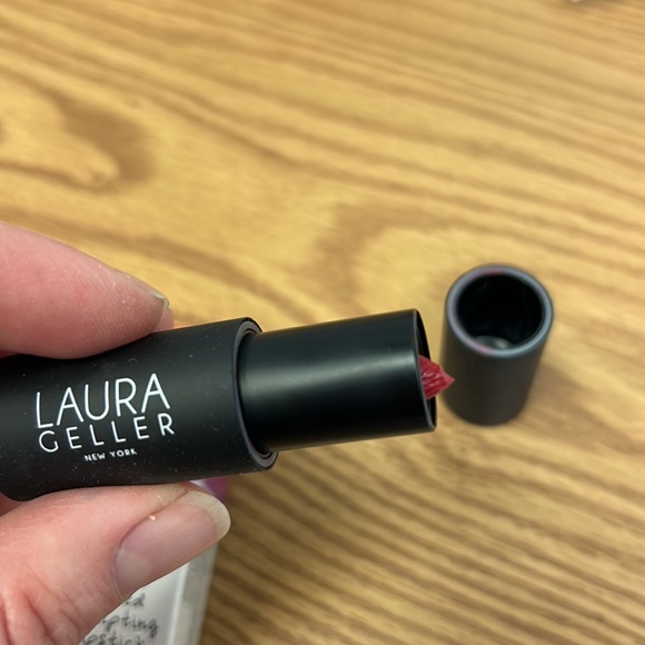 NIB Laura Geller Iconic Baked Sculpting Lipstick 💄 in “Fifth Ave. Ruby” 💋👄 - Picture 2 of 7